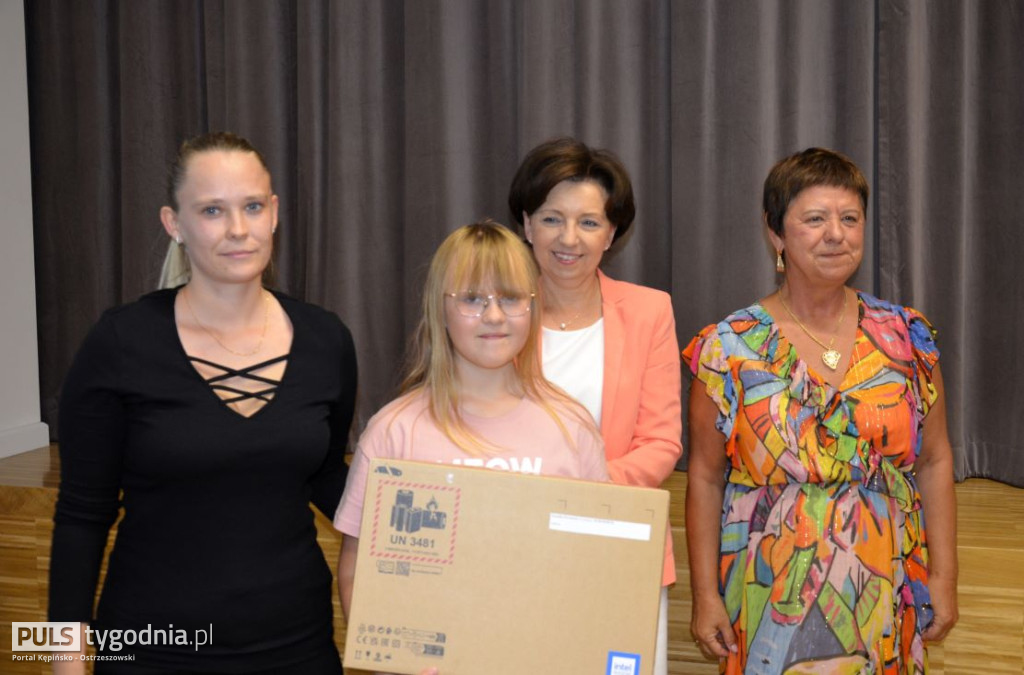 Minister Marlena Maląg wręczyła laptopy
