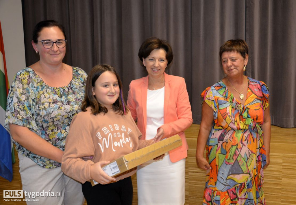 Minister Marlena Maląg wręczyła laptopy