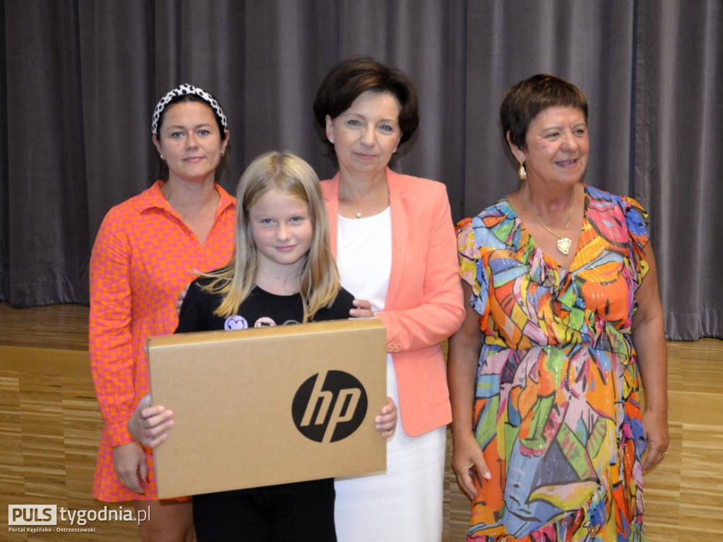 Minister Marlena Maląg wręczyła laptopy