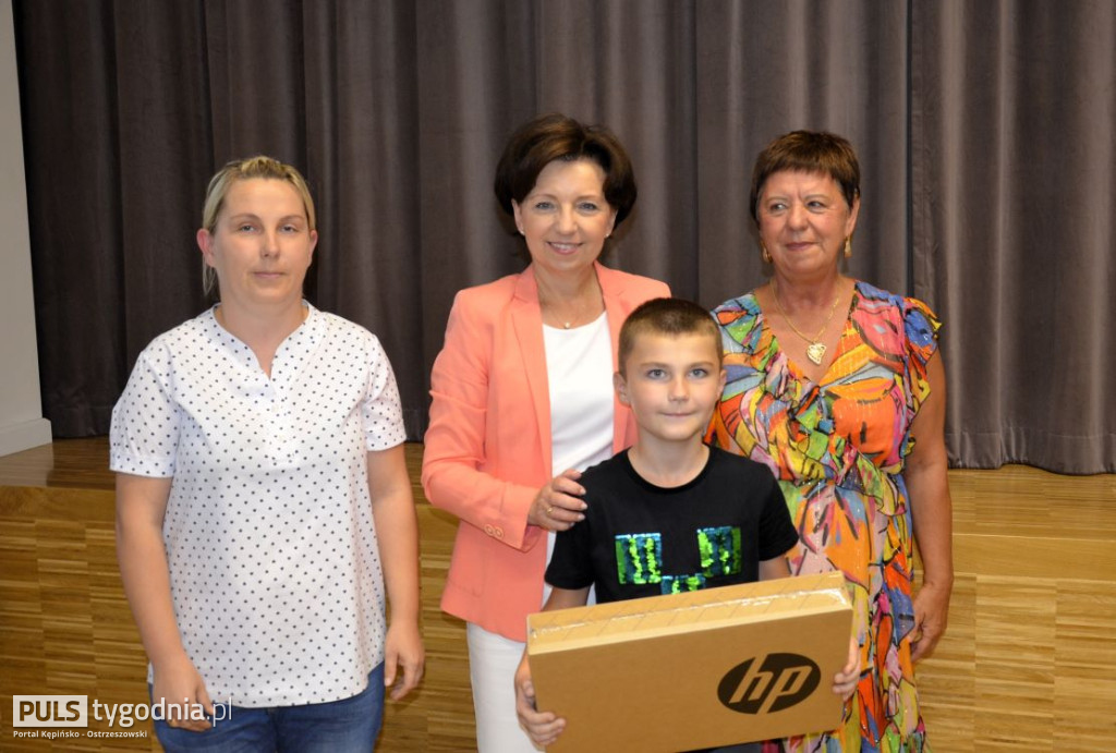 Minister Marlena Maląg wręczyła laptopy