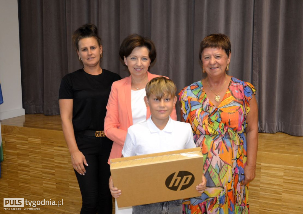 Minister Marlena Maląg wręczyła laptopy
