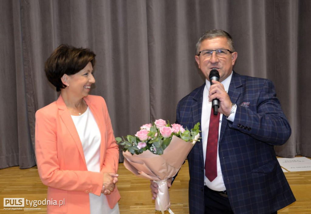 Minister Marlena Maląg wręczyła laptopy