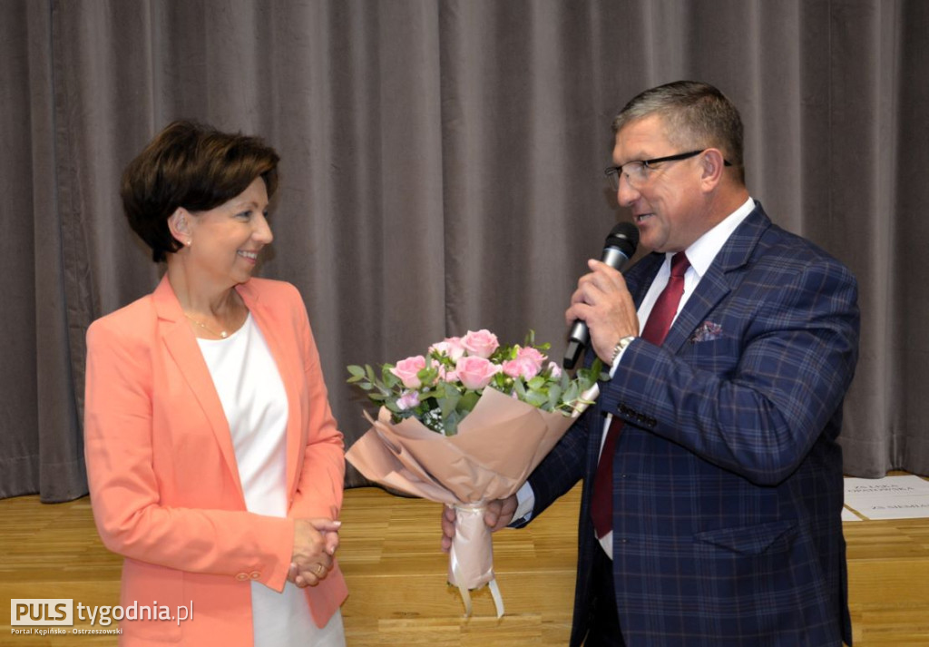 Minister Marlena Maląg wręczyła laptopy