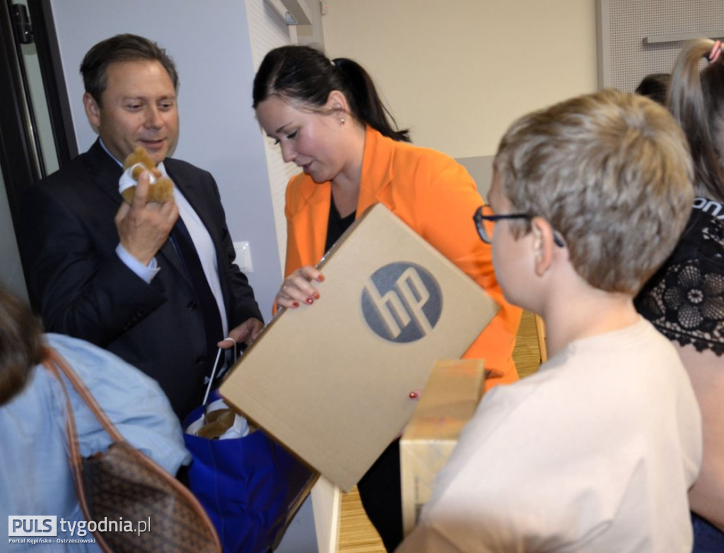 Minister Marlena Maląg wręczyła laptopy