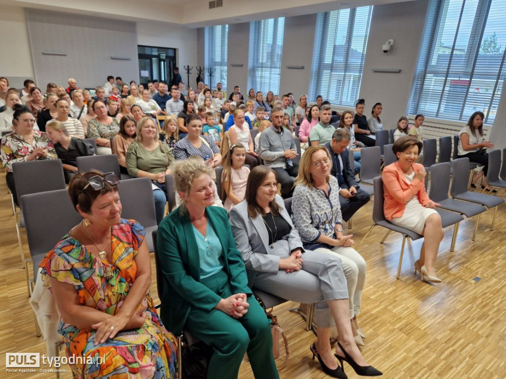 Minister Marlena Maląg wręczyła laptopy