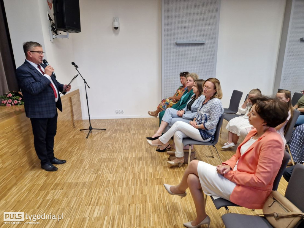Minister Marlena Maląg wręczyła laptopy