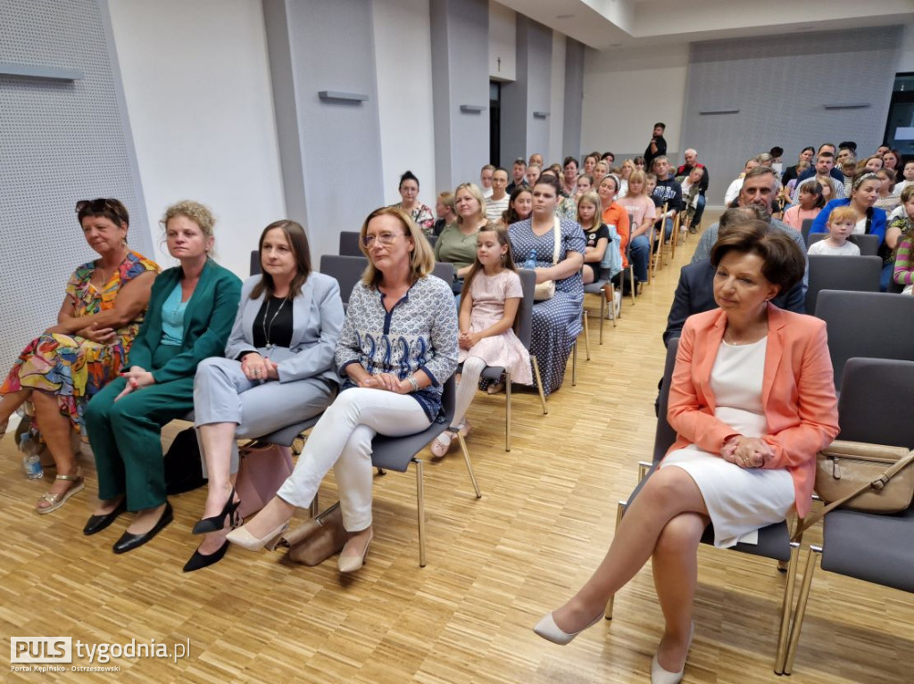 Minister Marlena Maląg wręczyła laptopy