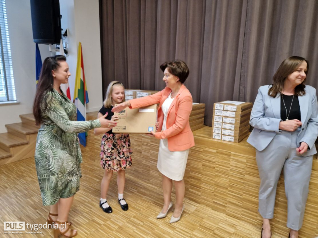 Minister Marlena Maląg wręczyła laptopy