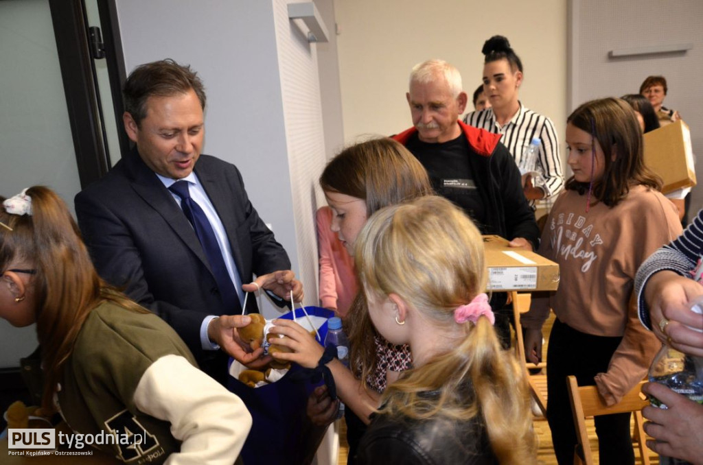 Minister Marlena Maląg wręczyła laptopy