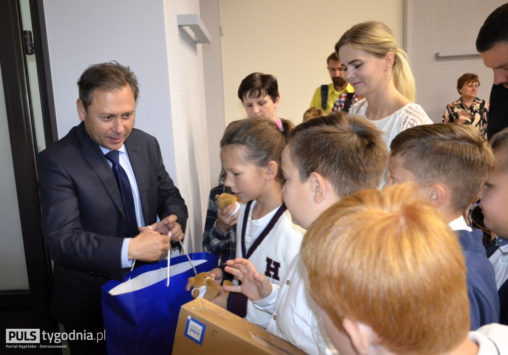 Minister Marlena Maląg wręczyła laptopy
