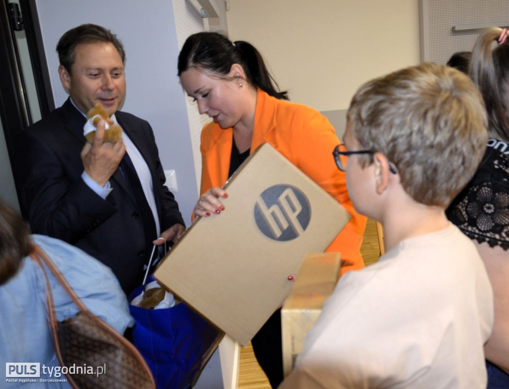 Minister Marlena Maląg wręczyła laptopy