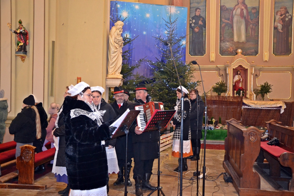 Zespół Doruchowianie kolędował w mikstackiej farze
