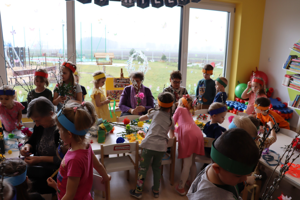 W przedszkolu dekorowali palmy