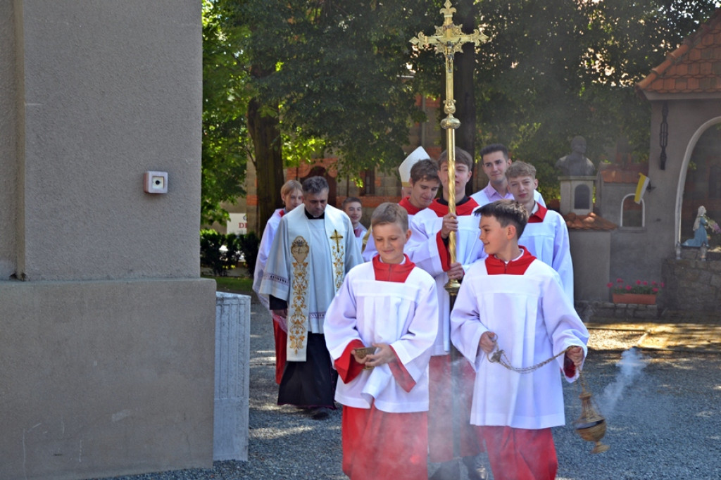 Mały odpust w dużym kościele…