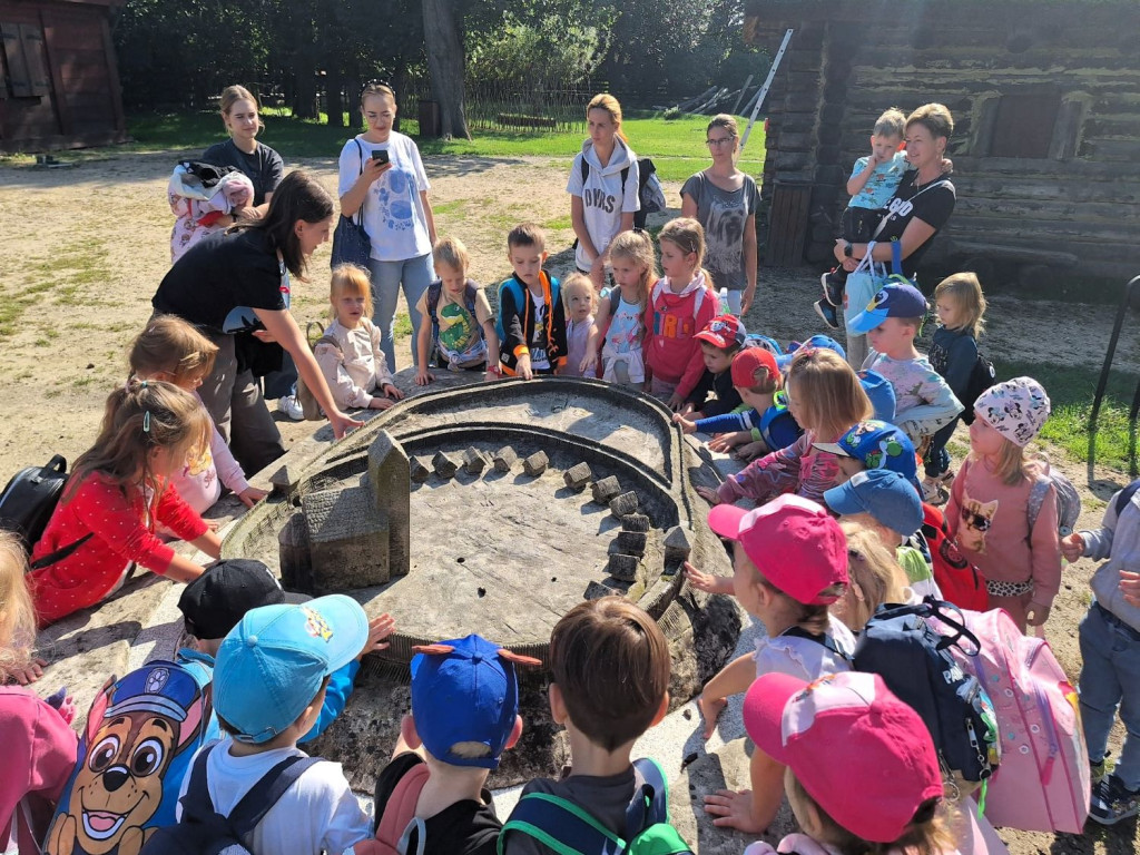 Przedszkolaki w Rezerwacie Archeologicznym