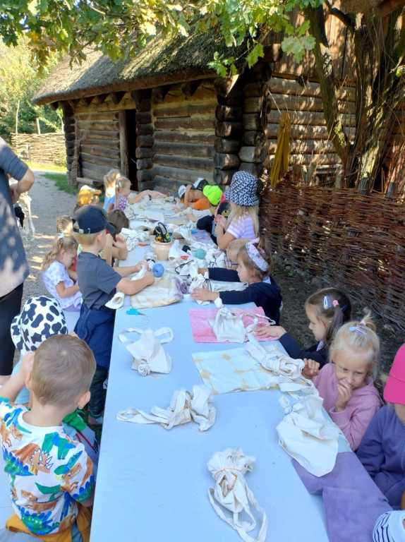 Przedszkolaki w Rezerwacie Archeologicznym