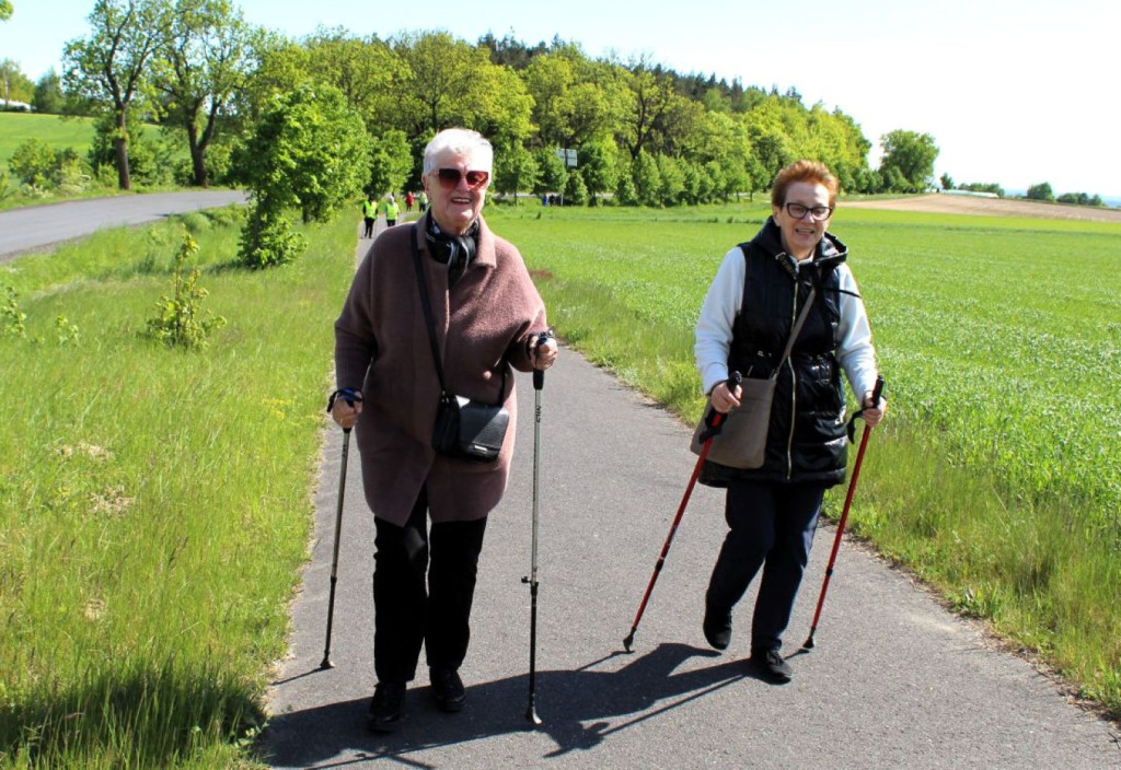 Seniorzy z Mikstatu z kijkami i zapałem