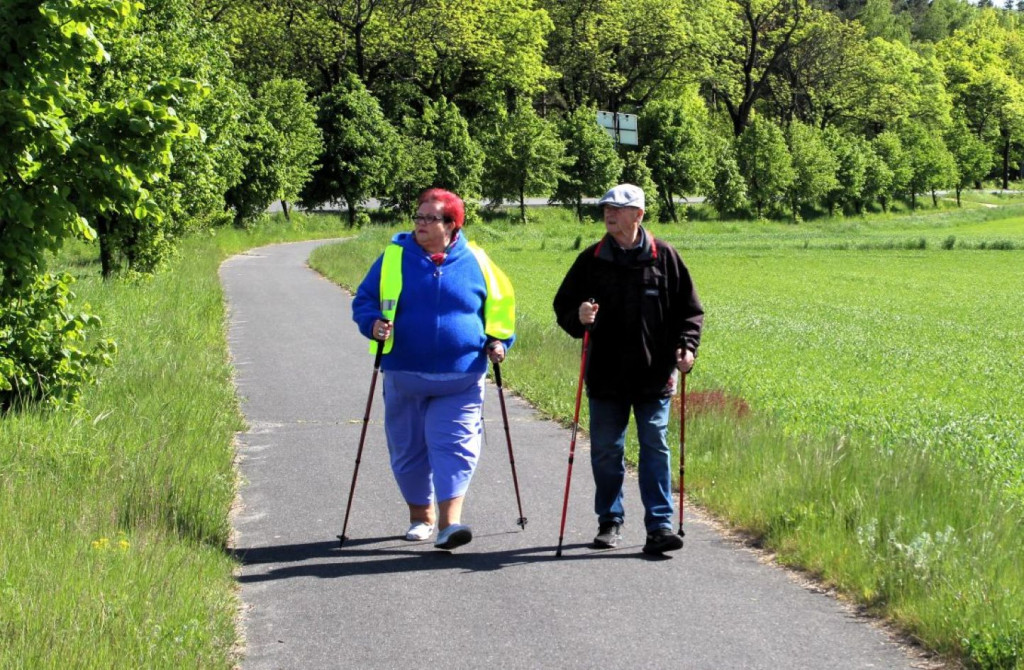 Seniorzy z Mikstatu z kijkami i zapałem