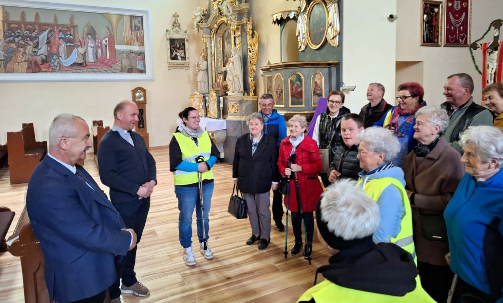 Seniorzy z Mikstatu z kijkami i zapałem
