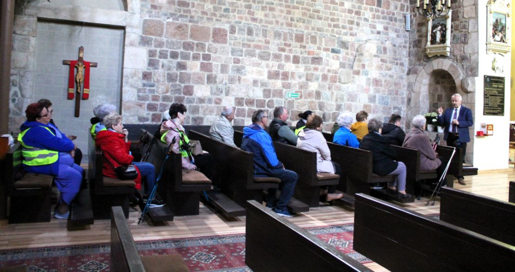 Seniorzy z Mikstatu z kijkami i zapałem