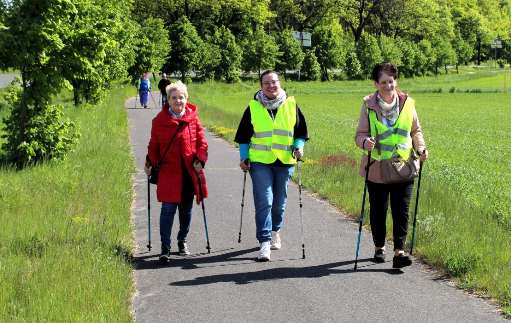 Seniorzy z Mikstatu z kijkami i zapałem