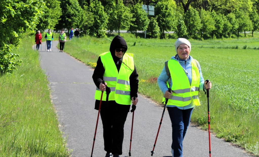 Seniorzy z Mikstatu z kijkami i zapałem
