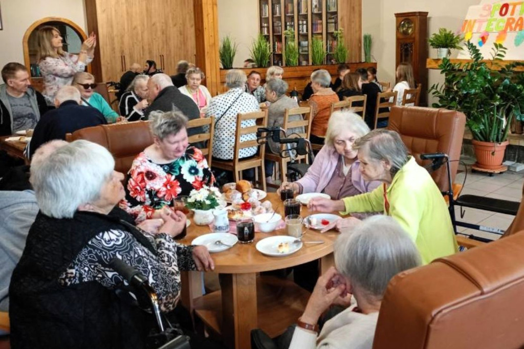 Uczniowie z Bukownicy i Marszałek u seniorów