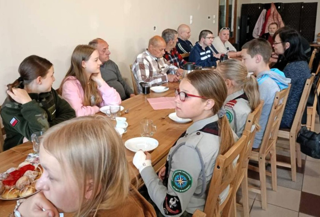 Uczniowie z Bukownicy i Marszałek u seniorów
