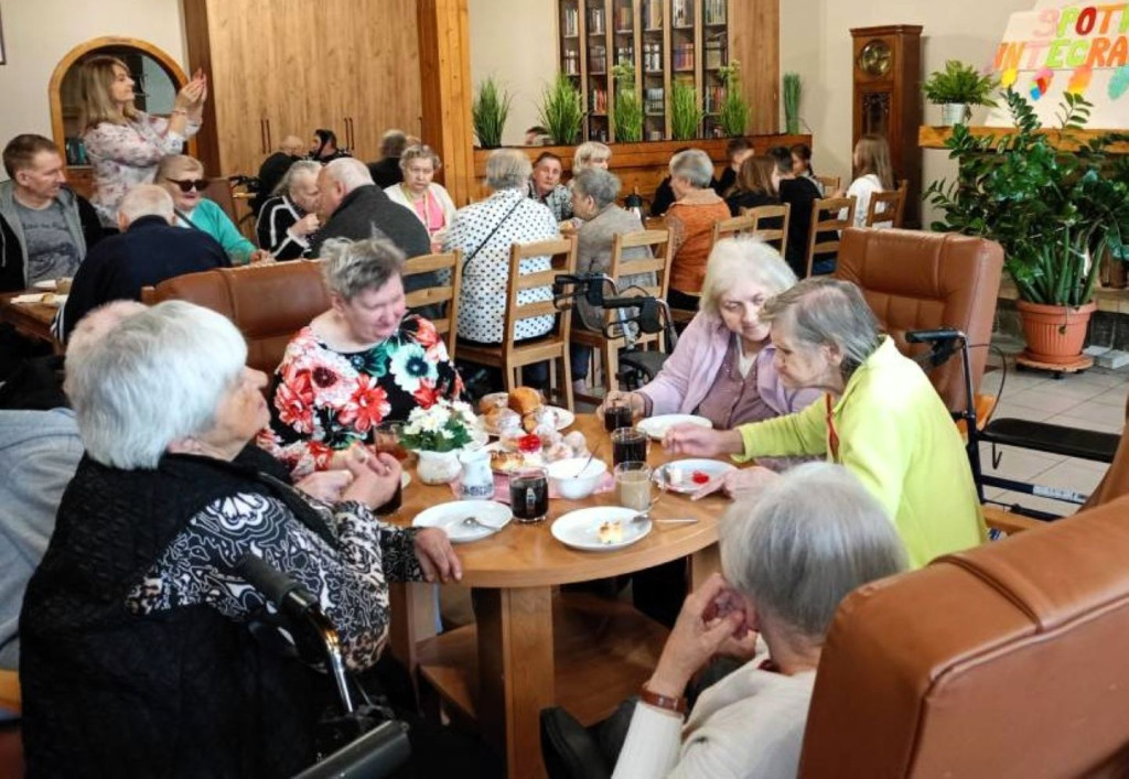 Uczniowie z Bukownicy i Marszałek u seniorów
