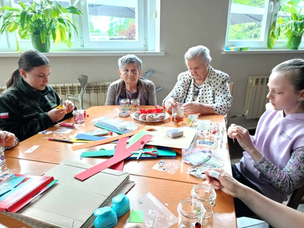 Uczniowie z Bukownicy i Marszałek u seniorów