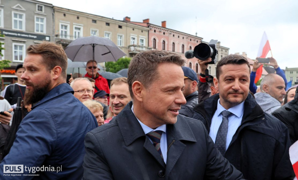 Rafał Trzaskowski na kępińskim rynku