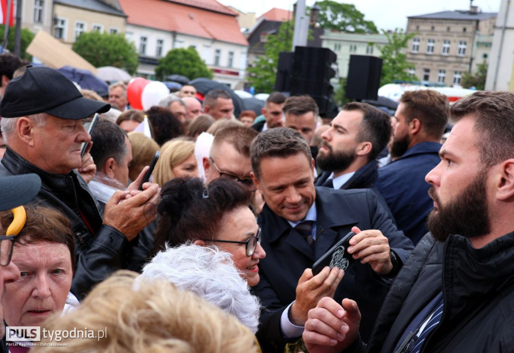 Rafał Trzaskowski na kępińskim rynku