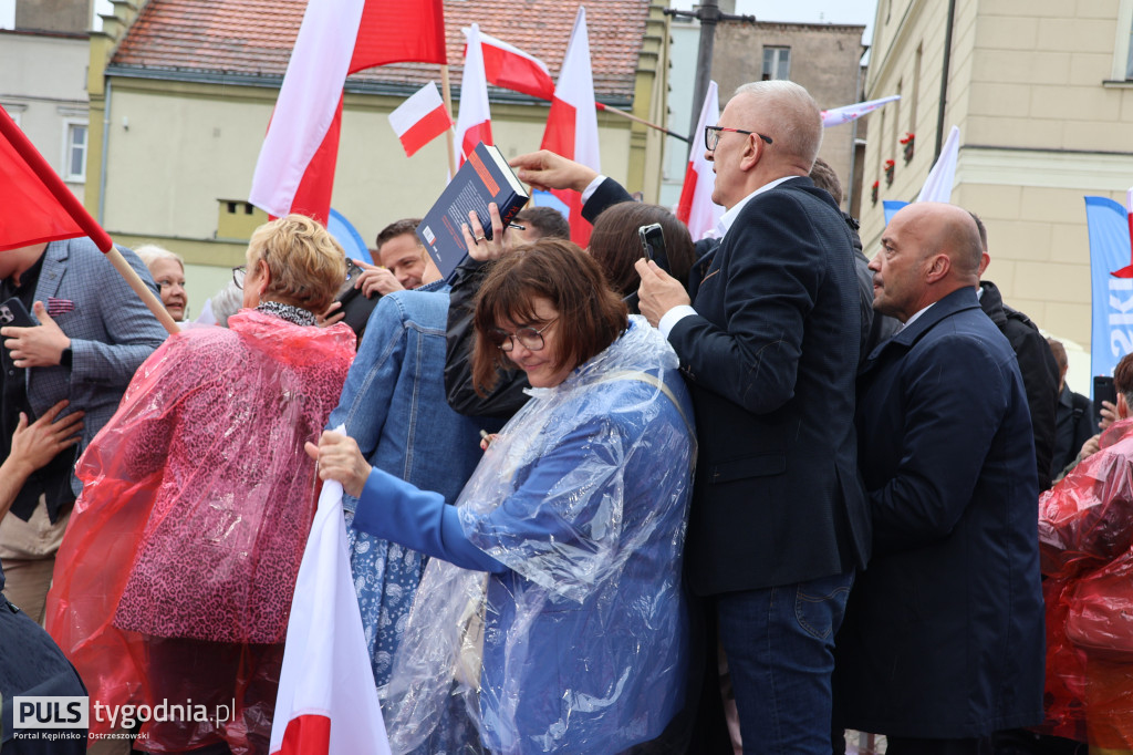 Rafał Trzaskowski na kępińskim rynku