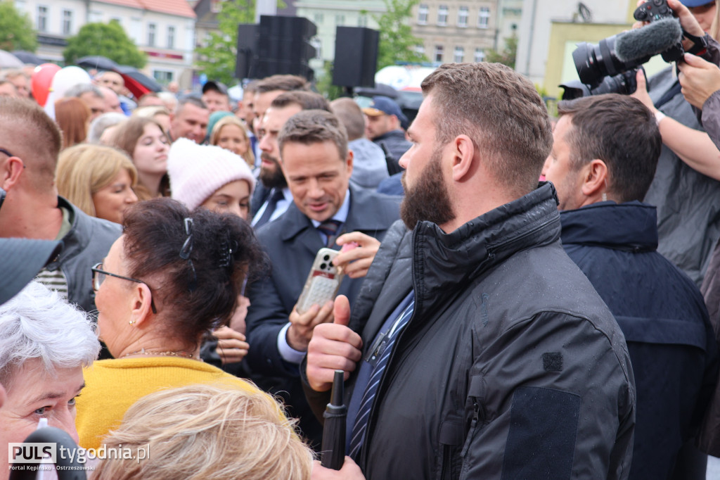 Rafał Trzaskowski na kępińskim rynku