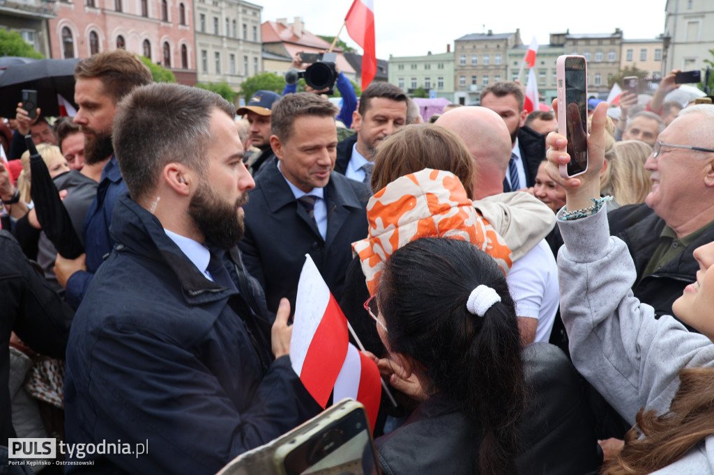Rafał Trzaskowski na kępińskim rynku