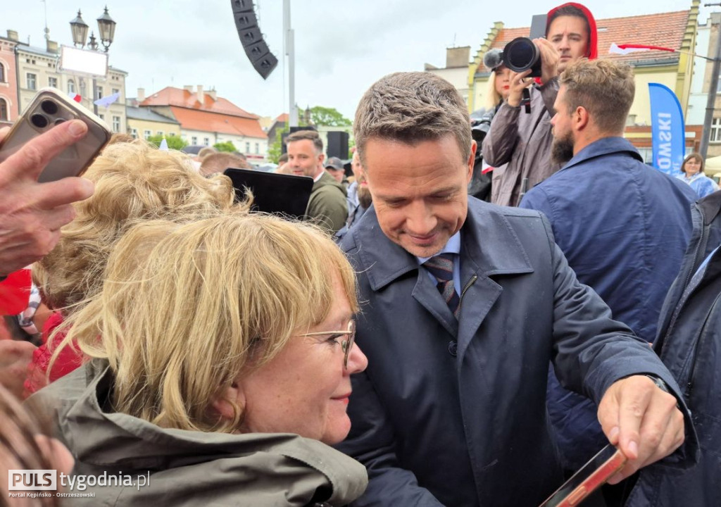 Rafał Trzaskowski na kępińskim rynku