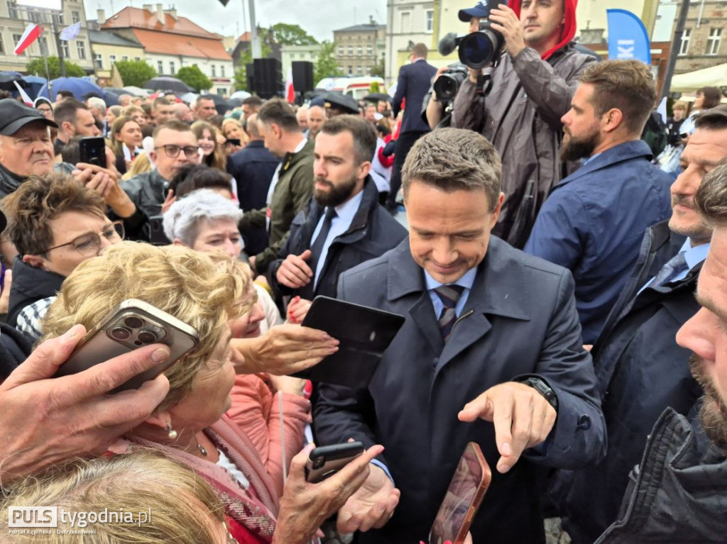 Rafał Trzaskowski na kępińskim rynku