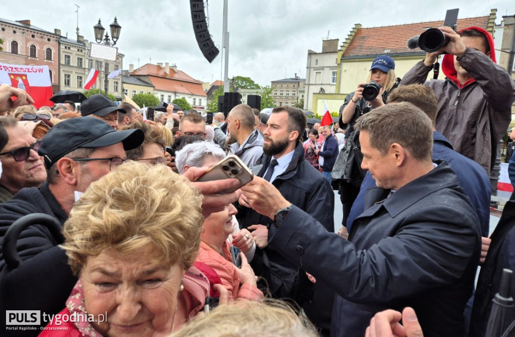Rafał Trzaskowski na kępińskim rynku