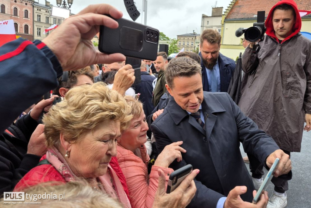 Rafał Trzaskowski na kępińskim rynku