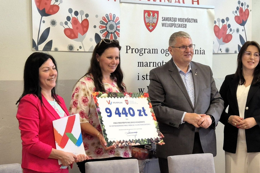 Marszałek wręczył gospodyniom i strażakom czeki