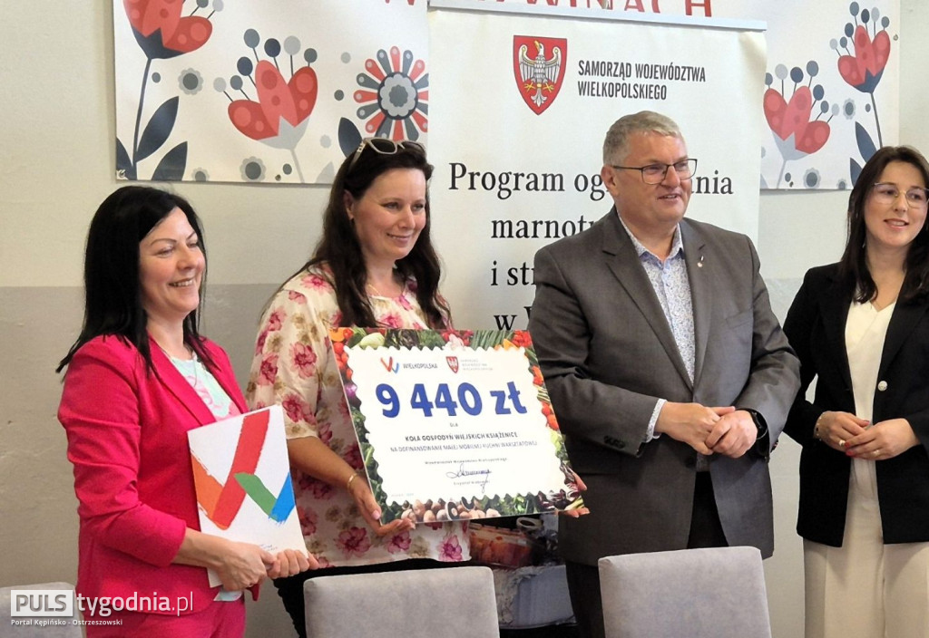 Marszałek wręczył gospodyniom i strażakom czeki