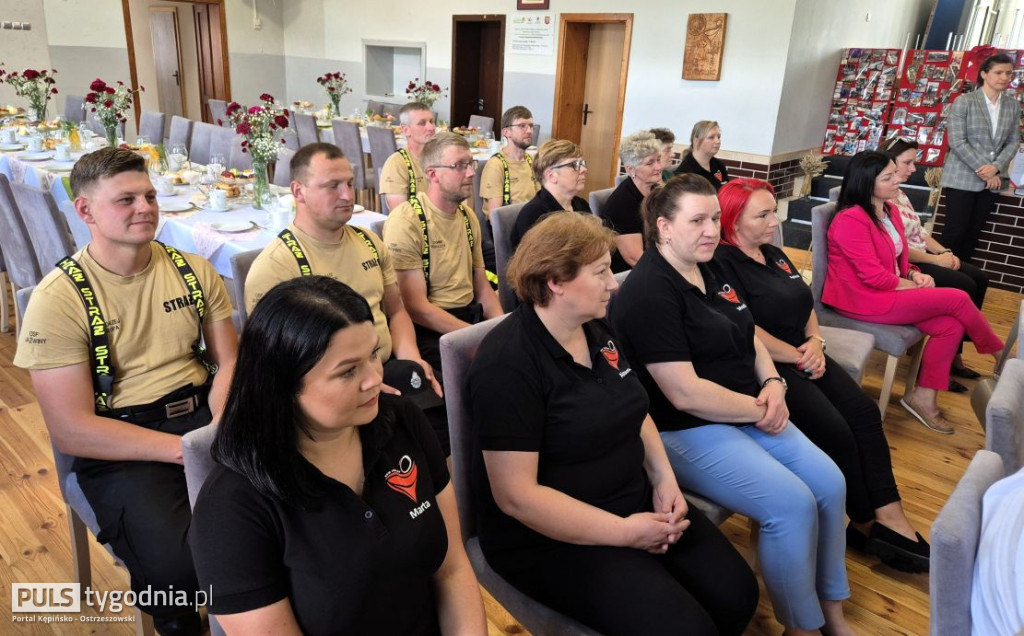 Marszałek wręczył gospodyniom i strażakom czeki