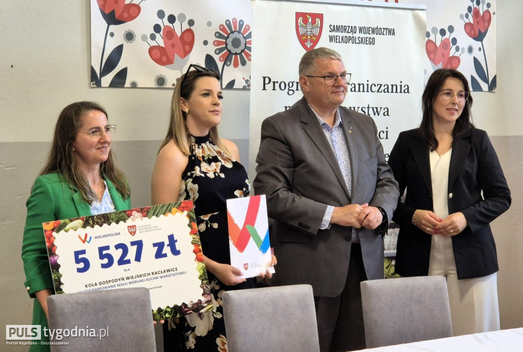 Marszałek wręczył gospodyniom i strażakom czeki