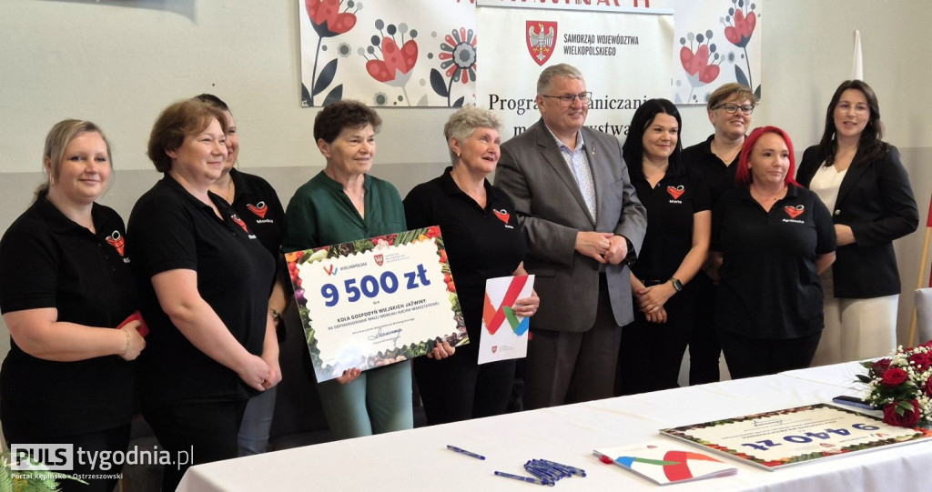Marszałek wręczył gospodyniom i strażakom czeki