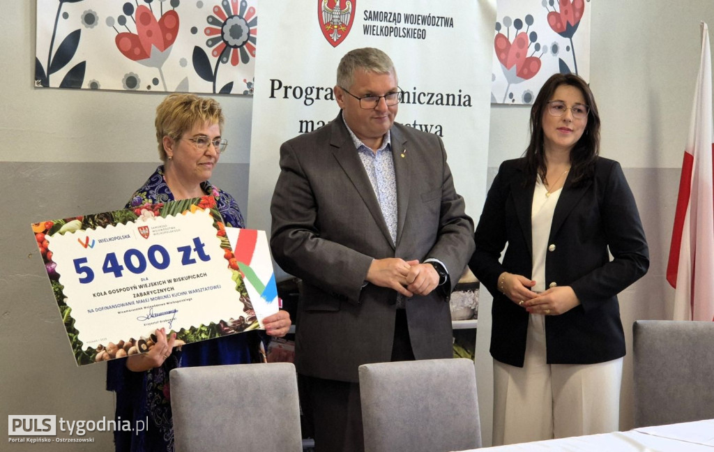 Marszałek wręczył gospodyniom i strażakom czeki