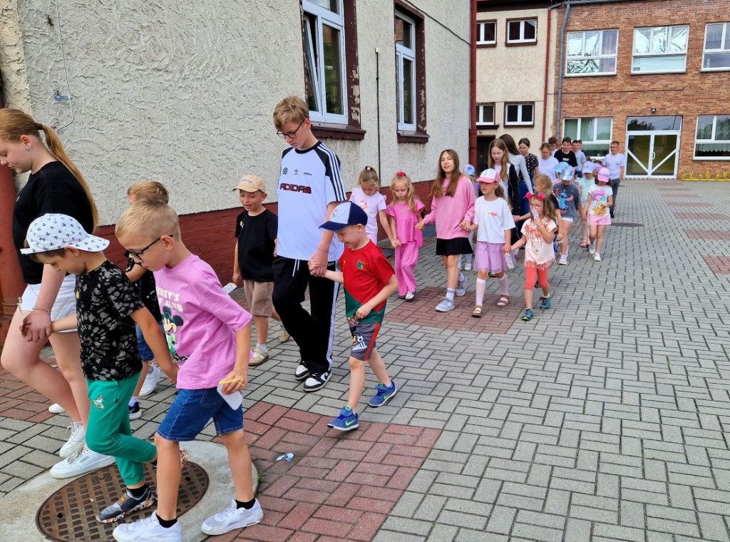 Przyszli pierwszoklasiści w szkole w Kraszewicach