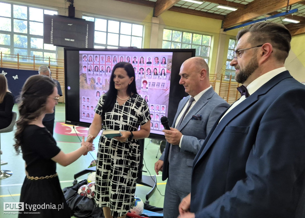 Pożegnanie absolwentów szkoły w Kraszewicach