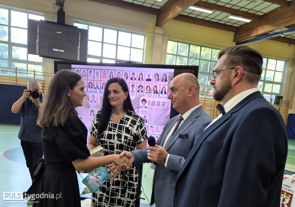 Pożegnanie absolwentów szkoły w Kraszewicach