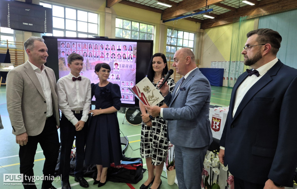 Pożegnanie absolwentów szkoły w Kraszewicach