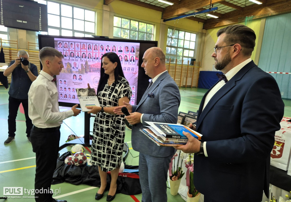 Pożegnanie absolwentów szkoły w Kraszewicach